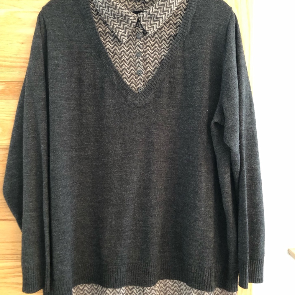 Women’s black and gray sweater Avenue size 22/24